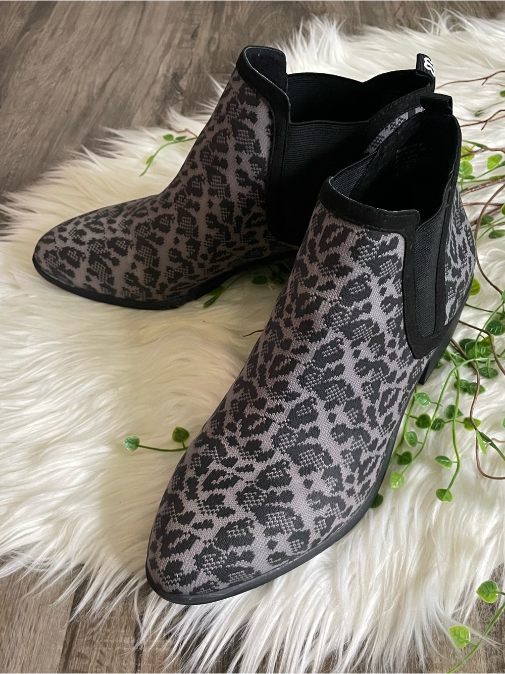 Betabrand Chelsea Pull On Animal Print Leopard Ankle Boot Booties Womens Size 10